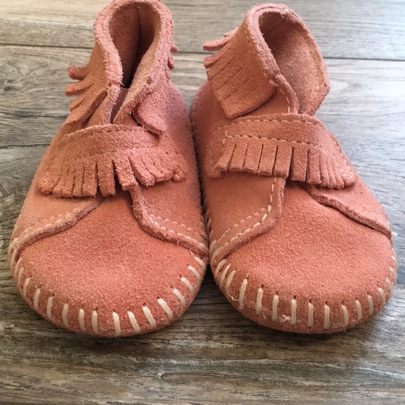 minnetonka moccasins girls